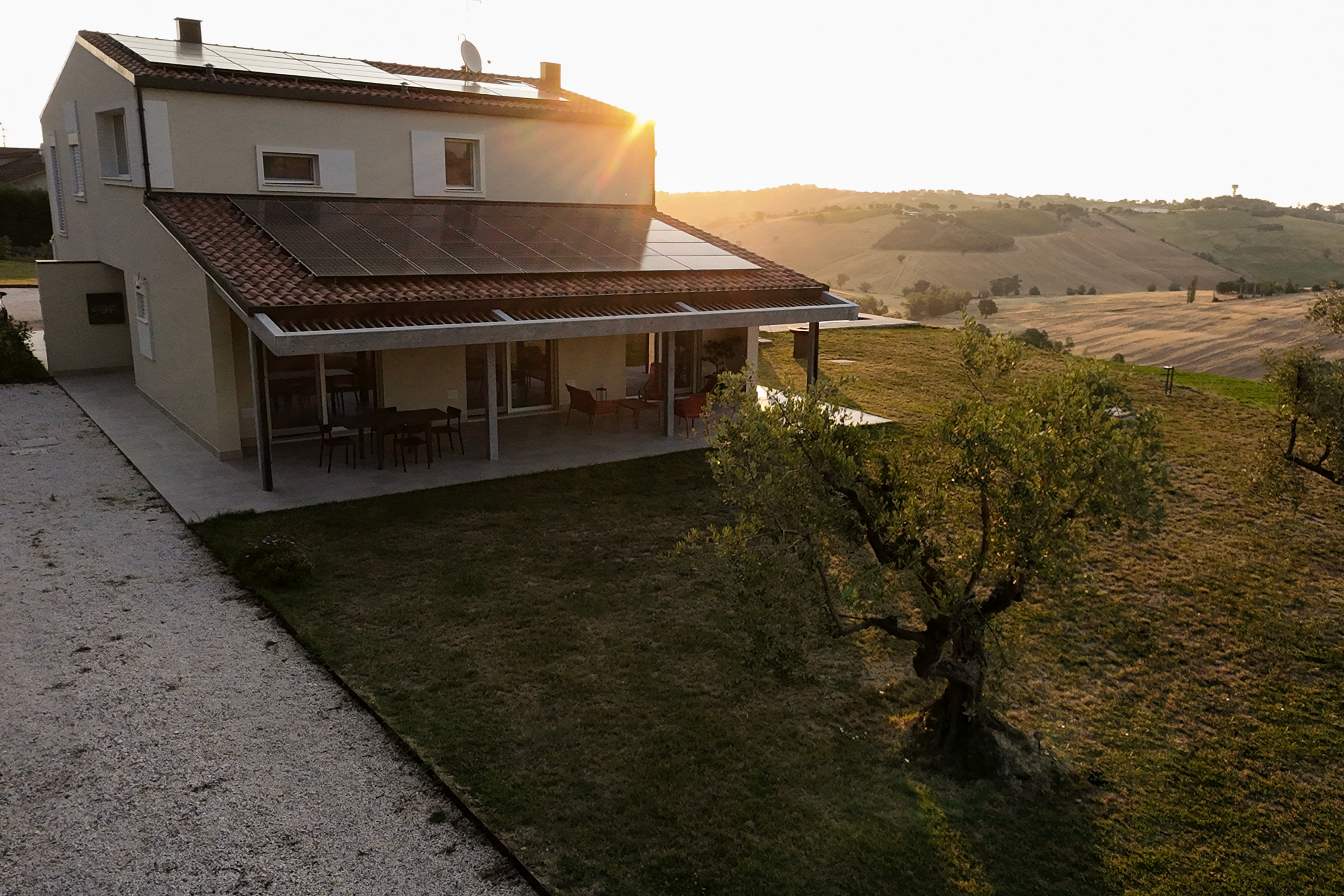 Casa Raggia immersa nel paesaggio marchigiano.