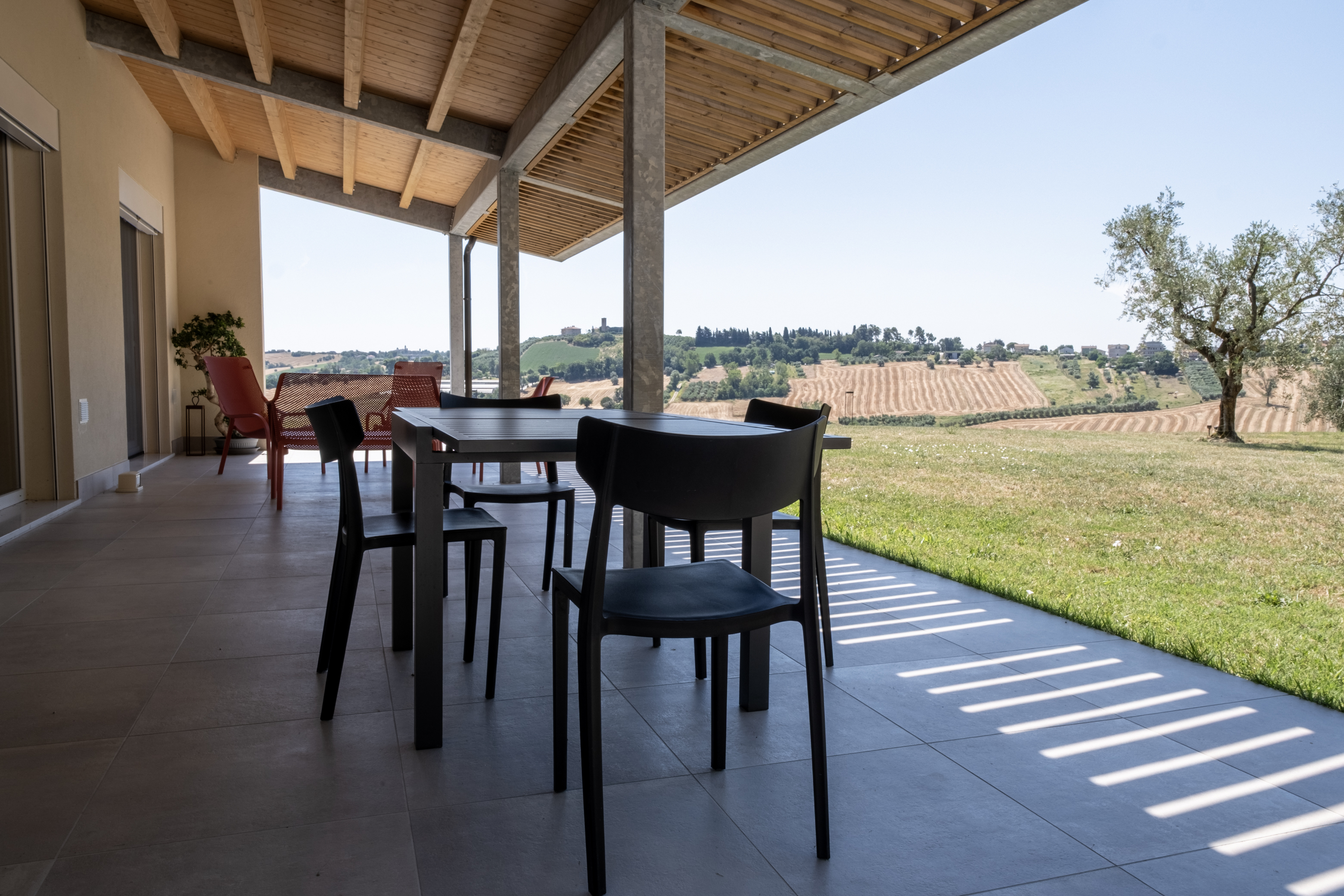 Portico arredato di Casa Raggia affacciato sulla campagna.