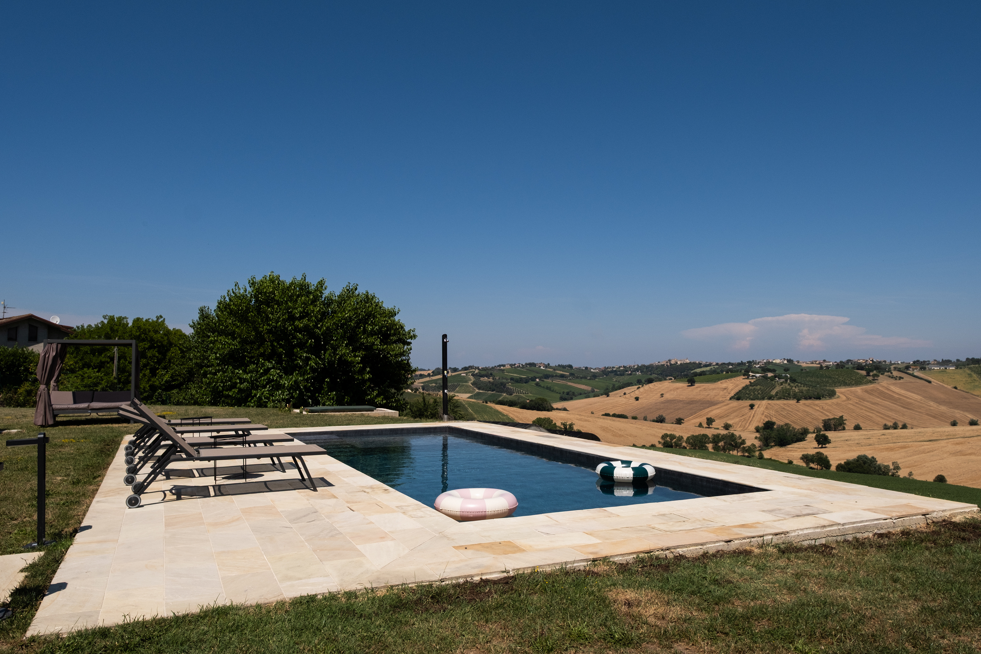 piscina salata di Casa Raggia vista dalla campagna.