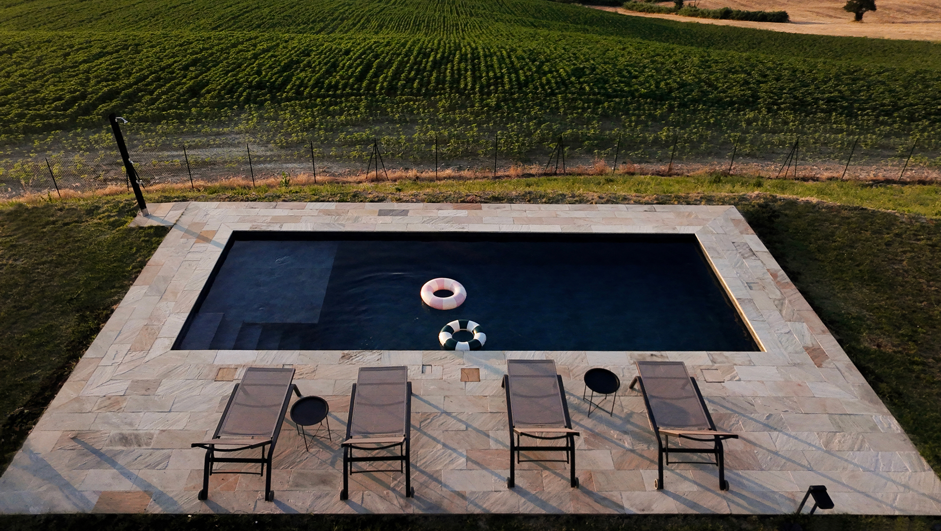 Piscina salata di Casa Raggia con vista sulle colline.