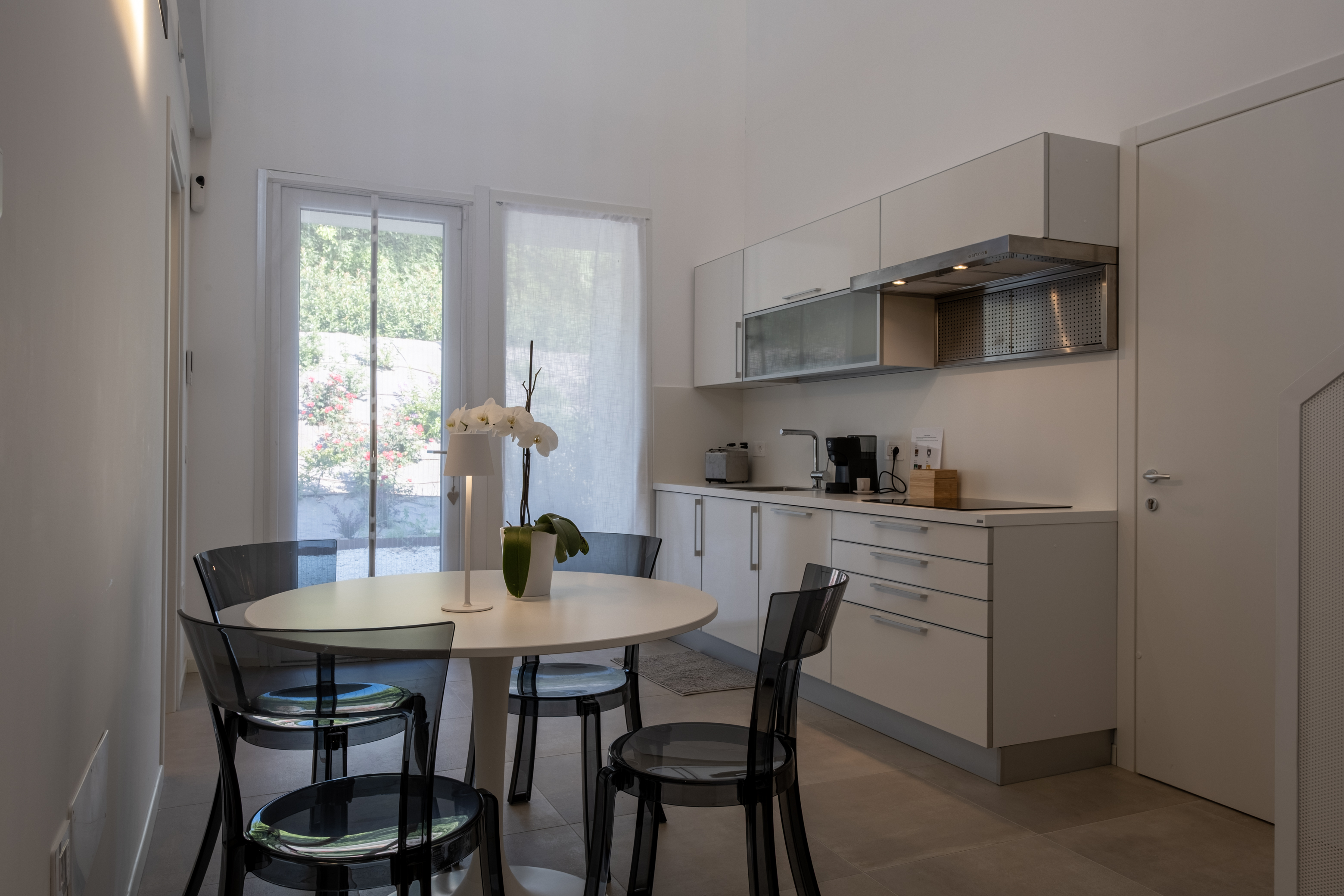 Cucina e zona pranzo luminosa di Casa Raggia.